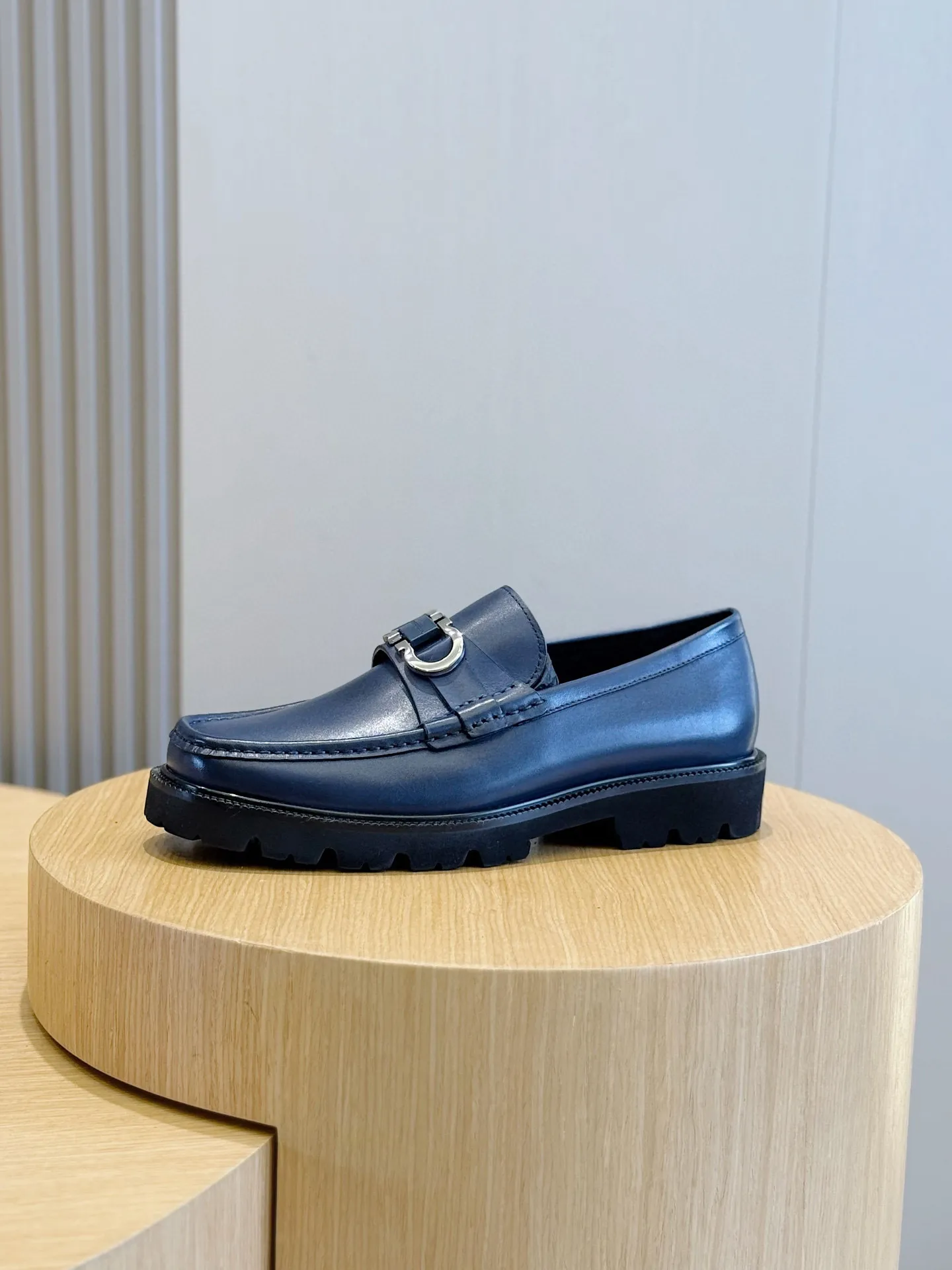 [Ferragamo] Top P: 760💰 Number of yards: 39~44 (38.45. Customized, non-returnable) Ferragamo men's leather derby shoes. The new derby shoes are light in texture and cool in style. They adopt exquisite eyelet uppers and novelly define urban trends. Made of brushed cowhide, it has a plump and rounded toe box and is decorated with delicate wingtip decorative details. Imported cowhide + cowhide lining.